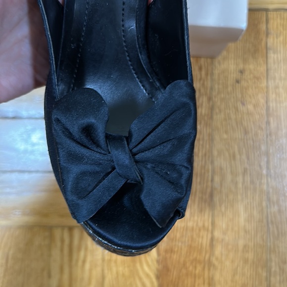 BCBG black satin bow platform heels size women’s 6 - Picture 3 of 5